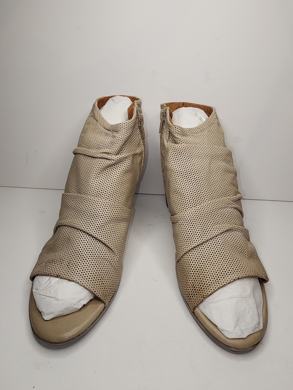 Miz Mooz Cream Colored Perforated Leather Peep Toe Wide Heel shoe Size 40